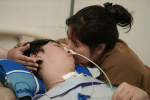 Cô gái 21 tuổi gồng gánh chăm bạn trai đột quỵ Cô gái 21 tuổi gồng gánh chăm bạn trai đột quỵ