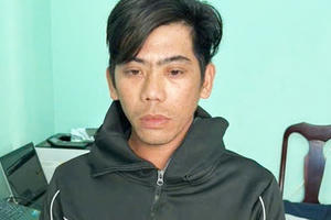 Nam thanh niên bị chém suýt chết vì treo 2 cây dao trên xe máy