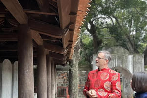 French ambassador experiences Tet customs in Hanoi ahead of Lunar New Year