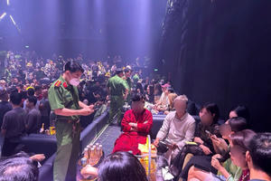 Đột kích quán bar Aplus lúc rạng sáng, phát hiện 17 người dương tính ma túy Đột kích quán bar Aplus lúc rạng sáng, phát hiện 17 người dương tính ma túy