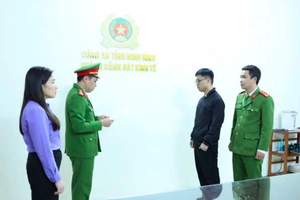 Để doanh thu ngoài sổ sách hơn 1.500 tỷ đồng, chủ tiệm vàng ở Ninh Bình bị khởi tố, bắt giam Để doanh thu ngoài sổ sách hơn 1.500 tỷ đồng, chủ tiệm vàng ở Ninh Bình bị khởi tố, bắt giam