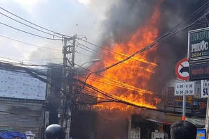 Điểm tin Pháp Luật ngày 25/02: 'Biển lửa' thiêu rụi cửa hàng nội thất ở TP HCM