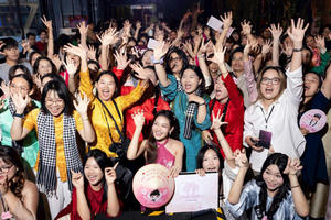 Sau 17 năm, Thùy Anh ghi điểm với hình ảnh "cô gái miền Tây" tại fan meeting đầu tiên