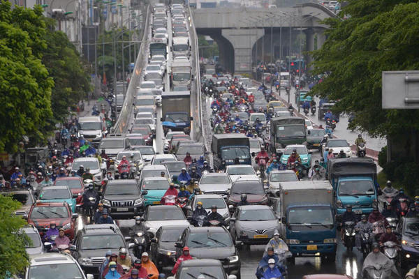 Người dân Hà Nội chật vật di chuyển trong mưa lớn do bão Bualoi