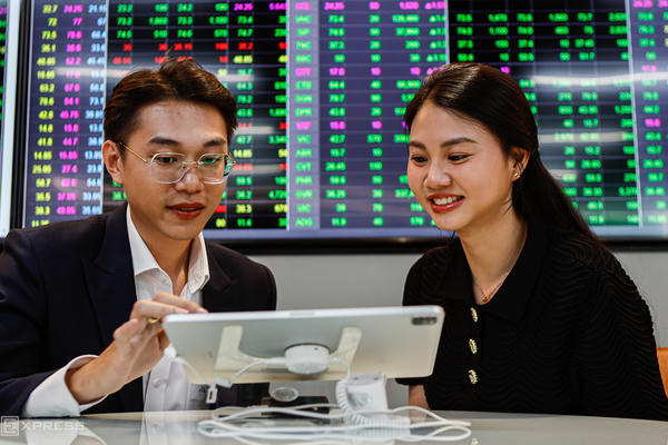 Cổ phiếu 'họ Vin' kéo VN-Index trở lại mốc 1.700 điểm