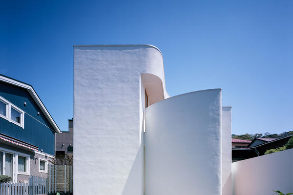 Căn nhà màu trắng kín bên ngoài, mở bên trong