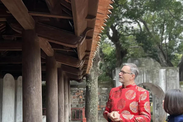 French ambassador experiences Tet customs in Hanoi ahead of Lunar New Year