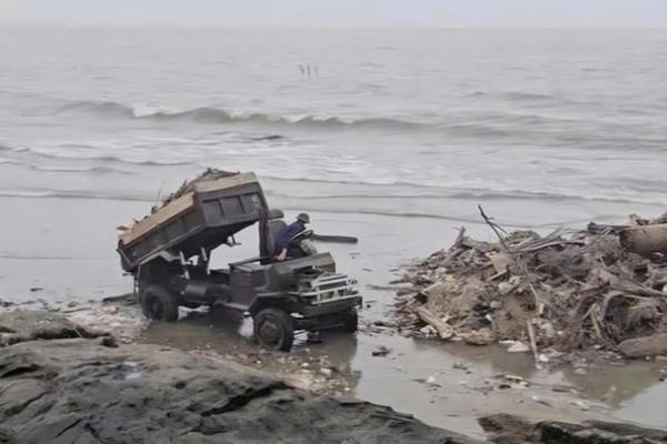 Điểm tin Pháp Luật ngày 04/03: Công an Thanh Hoá xử lý vụ xe công nông đổ rác thải ra bãi biển Hải Tiến gây ô nhiễm môi trường