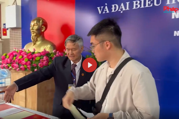 Cử tri trẻ hào hứng trong ngày hội non sông