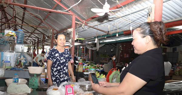 Thanh toán không dùng tiền mặt ở chợ quê Phúc Sơn