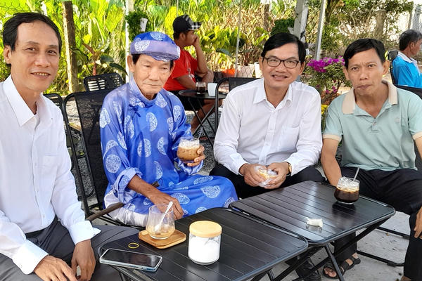Uống cà phê cùng người thân