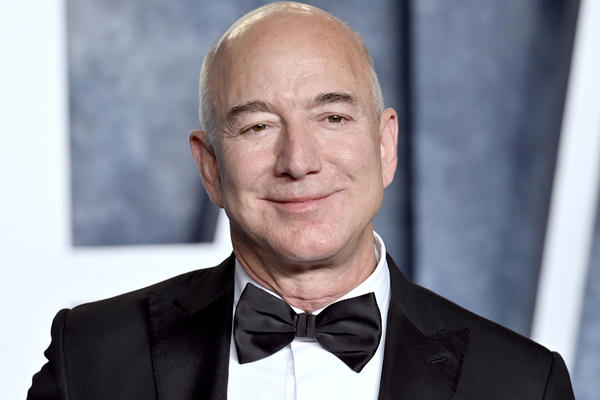 Jeff Bezos sắp mua cổ phần Liverpool