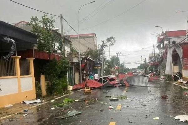 Vòi rồng xuất hiện ở Hải Phòng, nhiều nhà dân bị tốc mái