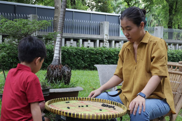 Vì sao người trẻ ít gắn kết với gia đình nhưng lại thích chia sẻ, tương tác trên mạng xã hội?