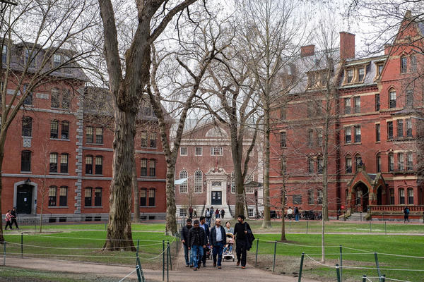 Chính quyền Mỹ chính thức cấm Đại học Harvard tuyển sinh viên nước ngoài