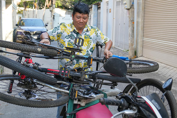 Thầy giáo gia sư sửa 400 xe đạp cũ tặng người nghèo