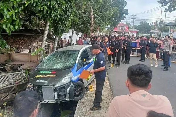 Xe đua lao vào đám đông khán giả, 8 người chết