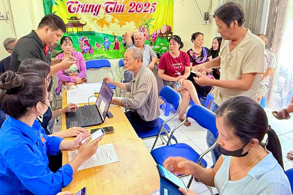 Tuổi trẻ phường Ô Chợ Dừa đồng hành cùng người dân làm sạch dữ liệu đất đai