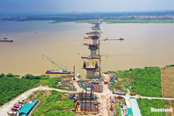 Toàn cảnh 9 trụ cầu Hồng Hà vươn lên giữa sông Hồng