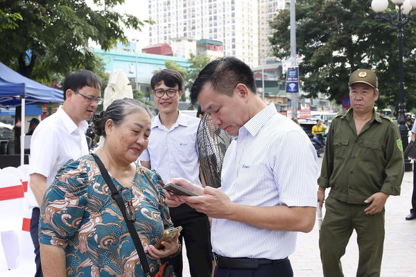Phường Vĩnh Tuy đưa tiện ích số đến gần người dân
