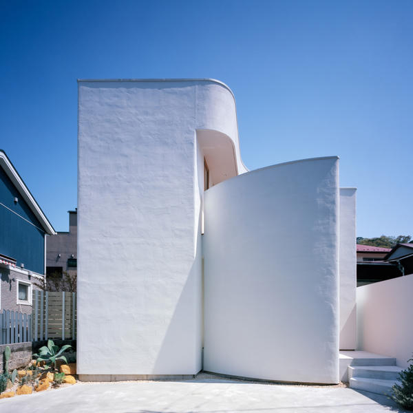 Căn nhà màu trắng kín bên ngoài, mở bên trong