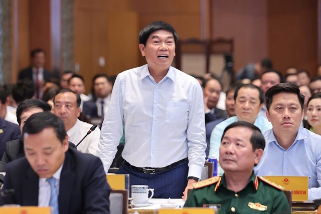 &Ocirc;ng Trần Đ&igrave;nh Long, Chủ tịch Tập đo&agrave;n H&ograve;a Ph&aacute;t: Đề nghị l&agrave; tất cả c&aacute;c dự &aacute;n đầu tư c&ocirc;ng, v&iacute; dụ như l&agrave; đường cao tốc, tỉ lệ phải l&agrave; 70% h&agrave;ng sản xuất trong nước - Ảnh: VGP/Nhật Bắc &nbsp;