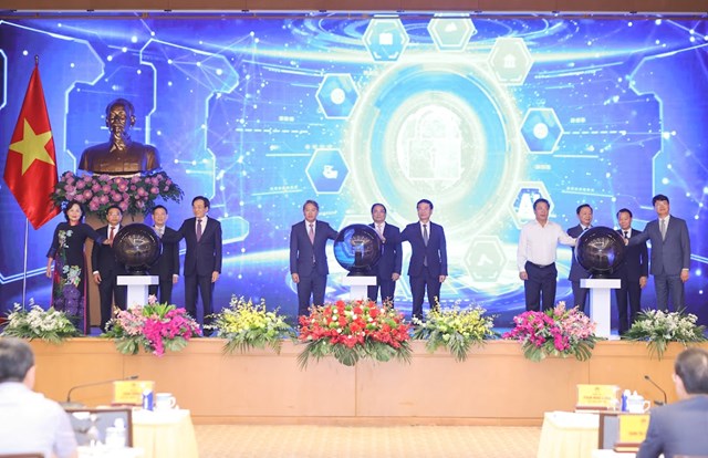 Thủ tướng Ch&iacute;nh phủ Phạm Minh Ch&iacute;nh c&ugrave;ng c&aacute;c đại biểu thực hiện nghi thức bấm n&uacute;t khai trương Cổng Ph&aacute;p luật quốc gia - Ảnh: VGP/Nhật Bắc &nbsp;