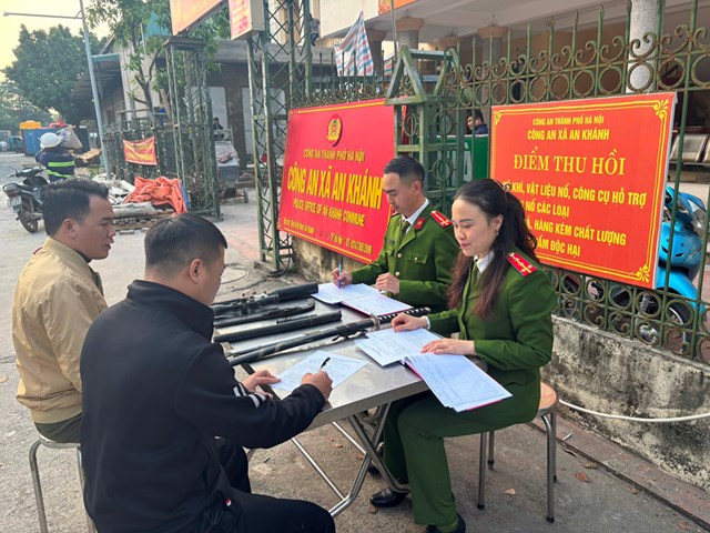 C&ocirc;ng an x&atilde; An Kh&aacute;nh tiếp nhận vũ kh&iacute;, c&ocirc;ng cụ hỗ trợ do nh&acirc;n d&acirc;n giao nộp.