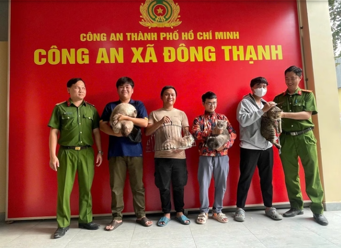 Công an trao trả mèo bị mất trộm cho người dân. Ảnh: Công an TP.HCM.