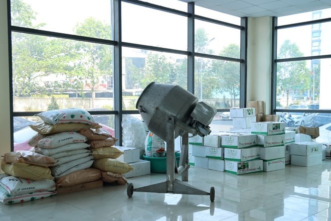 Các thiết bị, máy móc, nhà xưởng các đối tượng sử dụng để sản xuất phân bón giả.