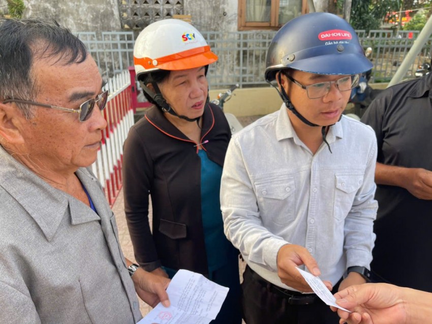 Người dân được chính quyền địa phương và ban tổ chức hướng dẫn nhận quà Tết một cách trật tự, chu đáo.