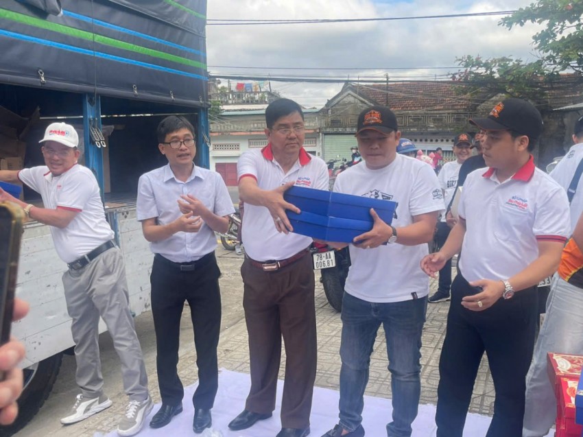 Nhà báo Huỳnh Ngọc Hiếu, Phó Trưởng Văn phòng đại diện TP.HCM Báo Pháp Luật Việt Nam (ở giữa), cùng lãnh đạo địa phương chuẩn bị quà cho bà con.