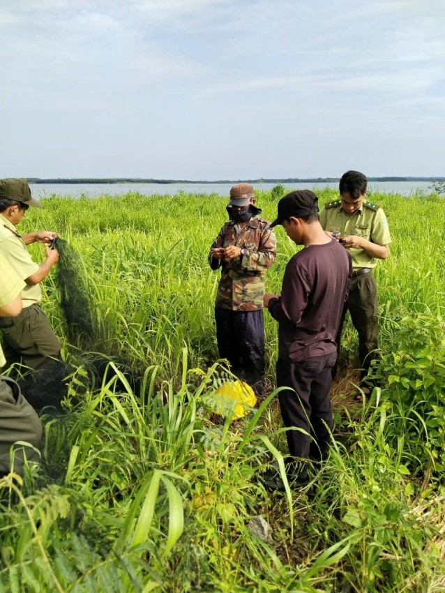 Kiểm lâm đồng hành, giúp đỡ người dân.