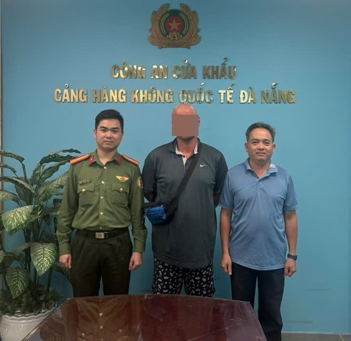 Ông D.B.G. (ở giữa) bị trục xuất vì vi phạm pháp luật Việt Nam - Ảnh Công an Đà Nẵng.