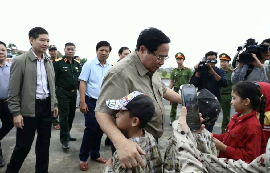 Thủ tướng thăm hỏi, động viên bà con vùng chịu ảnh hưởng nặng nề sau bão lũ. (Ảnh: T.H)