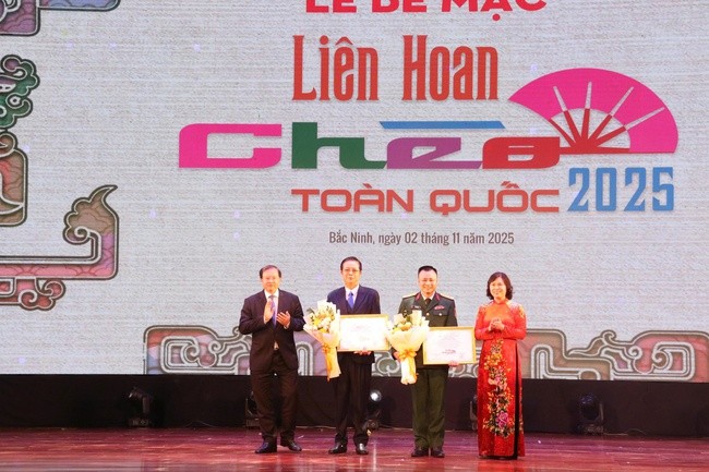Thứ trưởng Bộ Văn hóa, Thể thao và Du lịch Tạ Quang Đông và Phó Chủ tịch Thường trực HĐND tỉnh Bắc Ninh Trần Thị Hằng trao Huy chương Vàng cho hai vở diễn: 