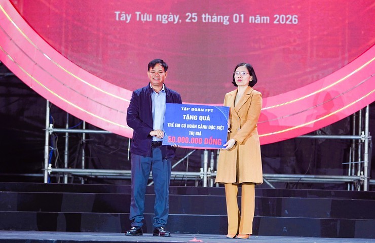 Đại diện Tập đoàn FPT đã trao tặng 100 suất quà tổng giá trị 50 triệu đồng gửi tới các em nhỏ có hoàn cảnh đặc biệt.