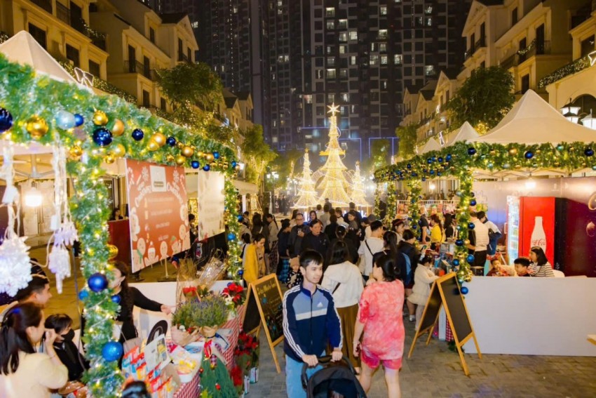 Giữa cái lạnh se se của mùa đông, không khí Giáng sinh sớm khiến Hà Nội trở nên gần gũi và ấm áp hơn. Đi trên những con phố rực rỡ ánh đèn, tôi cảm nhận rõ niềm vui lan tỏa trong ánh mắt mỗi người. Có lẽ, chính sự rộn ràng ấy đã làm nên nét rất riêng của 