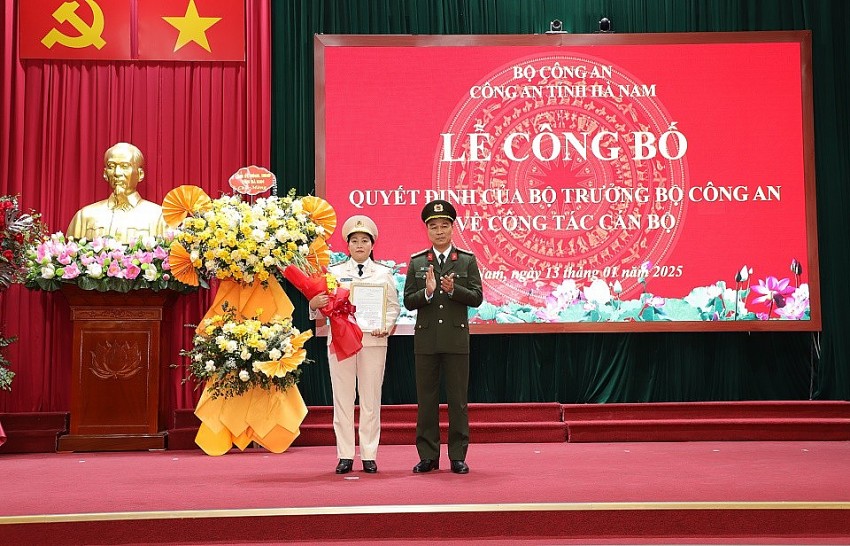 Thừa uỷ quyền của Bộ trưởng Bộ Công an, Đại tá Tô Anh Dũng, Giám đốc Công an tỉnh Hà Nam trao Quyết định về việc bổ nhiệm Thượng tá Đỗ Thị Thu Hiền - Trưởng Công an thành phố Phủ Lý giữ chức vụ Phó Giám đốc Công an tỉnh Hà Nam.