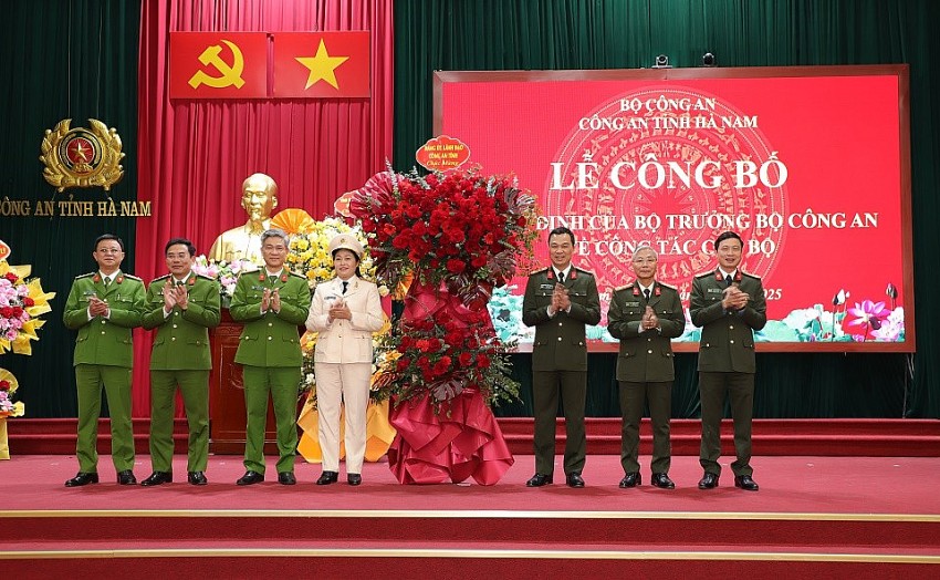 Các đồng chí trong Đảng ủy, Ban Giám đốc Công an tỉnh tặng hoa chúc mừng Thượng tá Đỗ Thị Thu Hiền - Phó Giám đốc Công an tỉnh