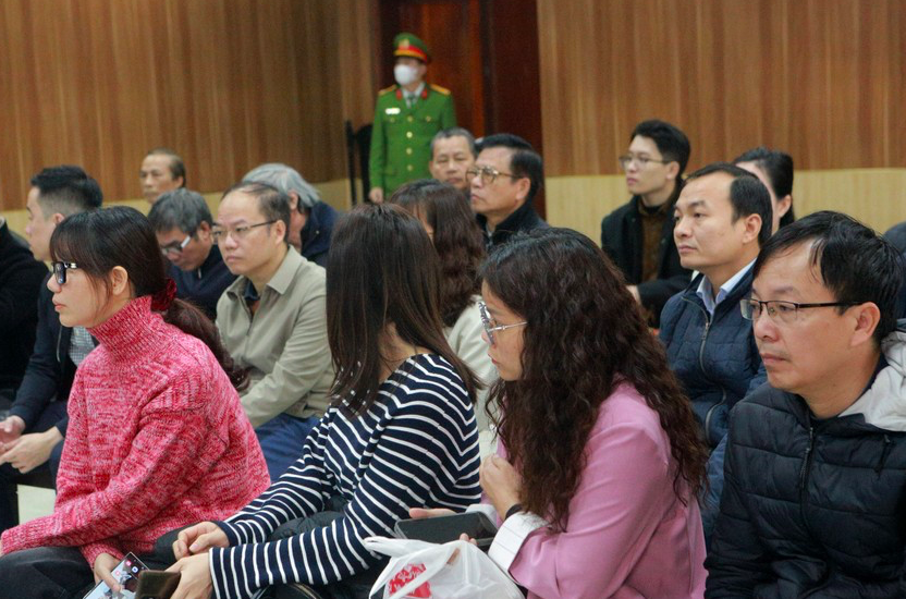 Nhiều người dân có mặt tại phiên tòa từ rất sớm để theo dõi xét xử vụ án Hạc Thành Tower. Ảnh: ĐẶNG TRUNG