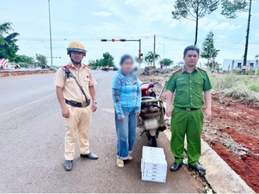 Tổ công tác bàn giao bà N.T.T.L. cùng tang vật cho Công an xã Lộc Ninh tiếp tục điều tra, xử lý.