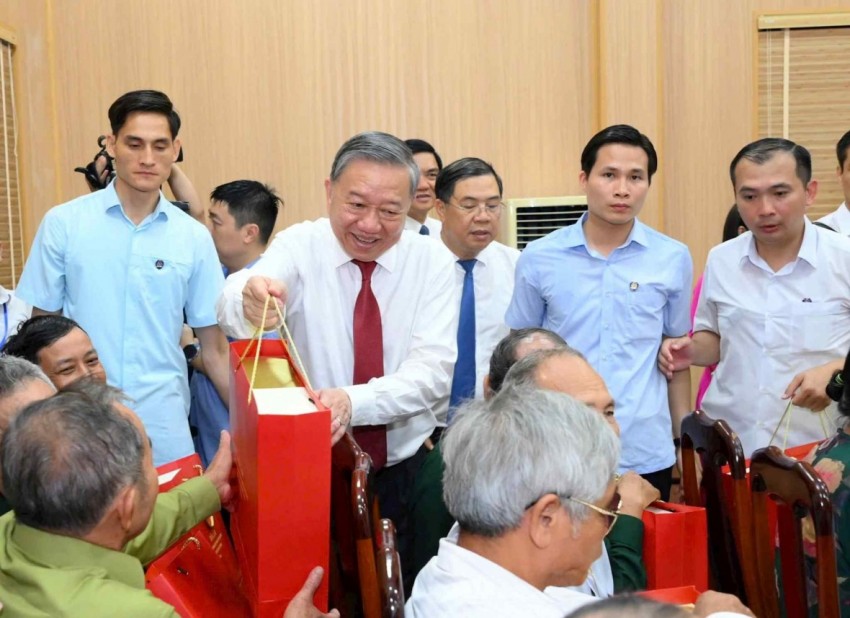 Tổng Bí thư Tô Lâm tặng quà cho người có công, gia đình chính sách huyện Nam Đàn.  Ảnh: Thành Cường
