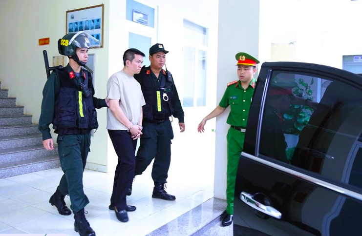 Công an áp giải bị can Nguyễn Quốc Vũ. Ảnh: Công an Đồng Nai.