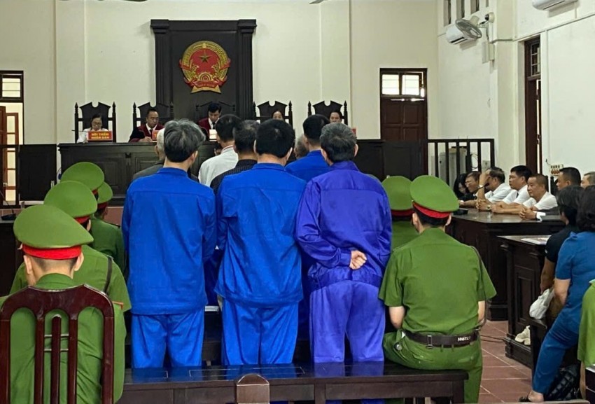 Các bị cáo tại phiên toà.
