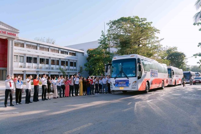 Những chuyến xe nghĩa tình dành cho các hoàn cảnh đặc biệt khó khăn về quê ăn tết.