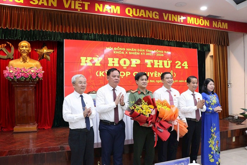 Giám đốc Công an tỉnh Đồng Nai Nguyễn Đức Hải và tân Phó Chủ tịch UBND tỉnh Đồng Nai Hồ Văn Hà nhận hoa chúc mừng.