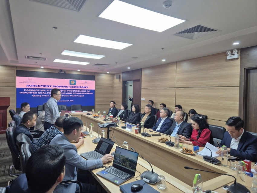 Quang cảnh buổi lễ ký kết hợp đồng gói thầu số 21 giữa Ban Quản lý dự án điện 2 (thuộc Tập đoàn Điện lực Việt Nam - EVN) và Liên danh Công ty Cổ phần Sản xuất, kinh doanh khoáng sản, dịch vụ cảng TNV-Hải Dương - SKM.