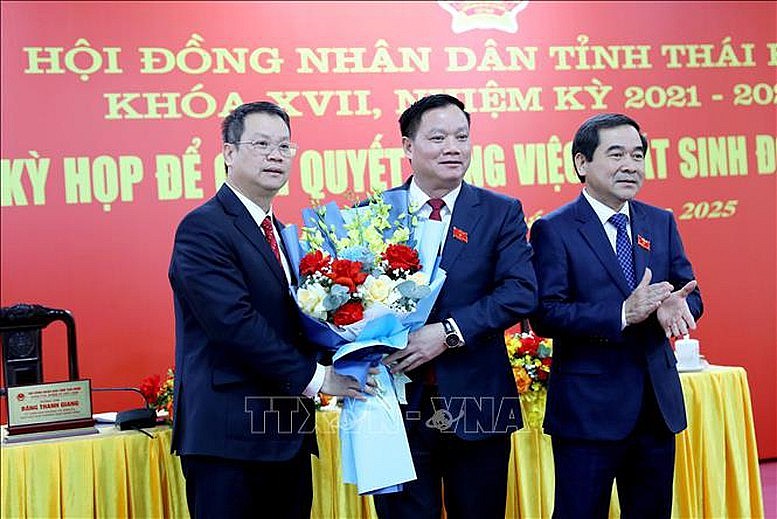 Thường trực Tỉnh ủy Thái Bình tặng hoa chúc mừng tân Chủ tịch UBND tỉnh Thái Bình Nguyễn Mạnh Hùng