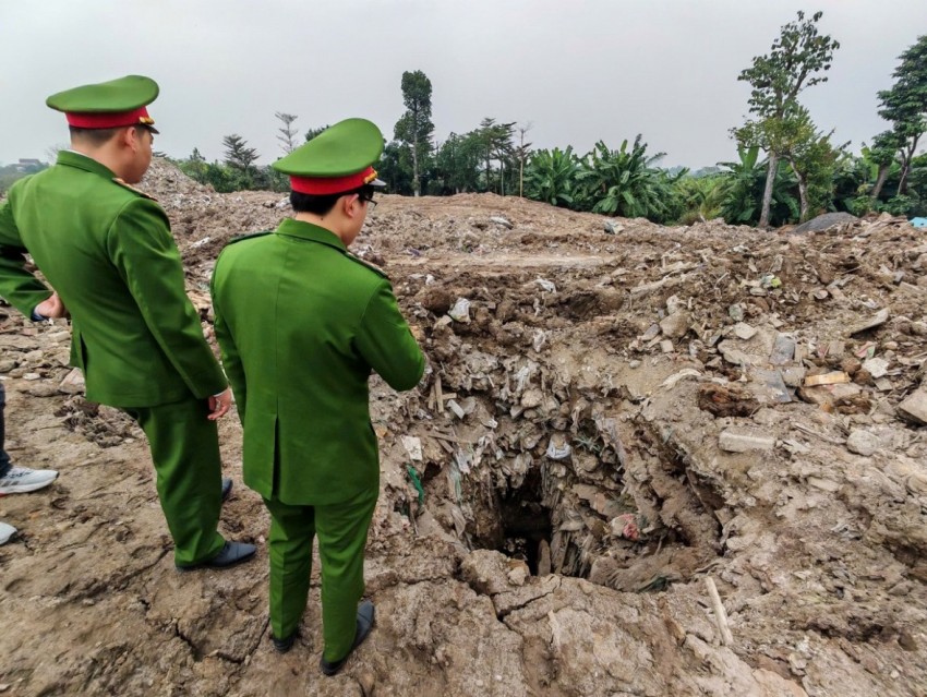 Lực lượng chức năng kiểm tra hiện trường.